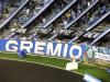 A torcida Geral do Grêmio levou uma faixa de protesto ao vice de futebol Luiz Onofre Meira. Os torcedores gremistas reclamam muito da gestão do presidente Duda Kroeff. A faixa, na cor preta com as letras brancas, diz "Meira, Grêmio sempre foi raça".