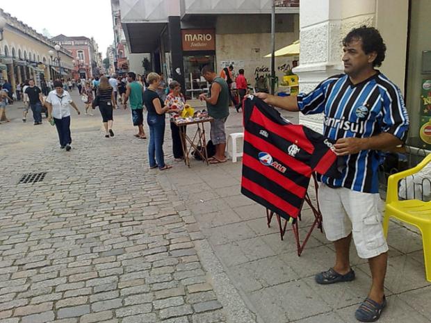 Gremista vende camisa do Flamengo no centro de Florianópolis MAURICIO VIEIRA/ Gremista vende camisa do Flamengo no centro de Florianópolis MAURICIO VIEIRA/