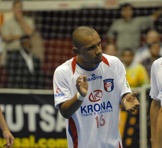 Pivô da Krona, Lukaian, vai jogar no futsal Russo Divulgação / Krona Futsal / Pivô da Krona, Lukaian, vai jogar no futsal Russo Divulgação / Krona Futsal /