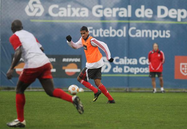 Alan Kardec comemora aniversário na concentração do Benfica Reprodução, twitpic.com / 
