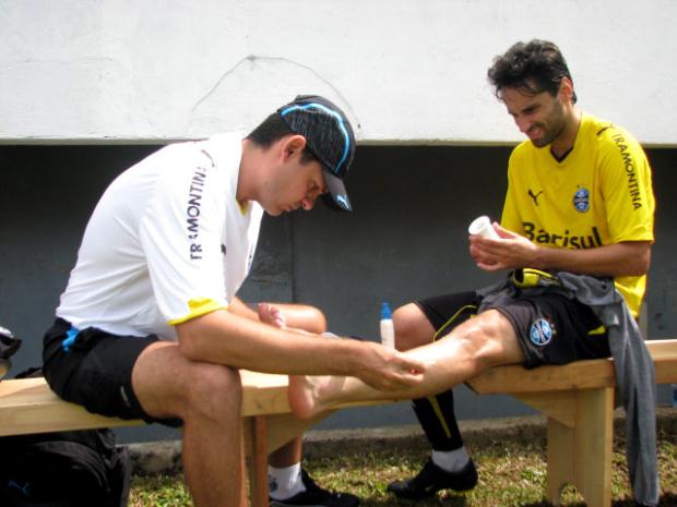 Jonas sofre entorse de tornozelo mas volta ao treino Eduardo Cecconi/