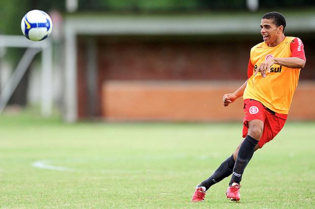 Fossati decide recuperar futebol de Taison Diego Vara/