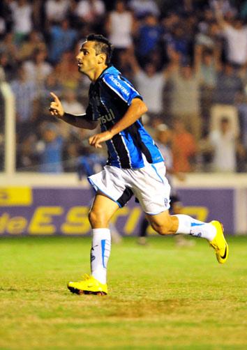 Grêmio sofre, mas vira sobre o Santa Cruz no Gauchão Jefferson Botega/ Grêmio sofre, mas vira sobre o Santa Cruz no Gauchão Jefferson Botega/