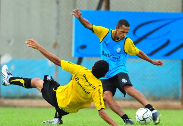 Souza volta a Porto Alegre para continuar tratamento da lesão no joelho Fernando Gomes/ Souza volta a Porto Alegre para continuar tratamento da lesão no joelho Fernando Gomes/