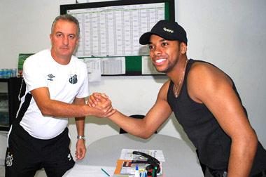 Robinho dribla a imprensa na chegada ao Brasil Divulgação, Santos/