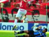 Sandro passa atropelando. Jogo cheio de faltas duras