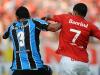 Rafael Marques e Taison em forte disputa de bola