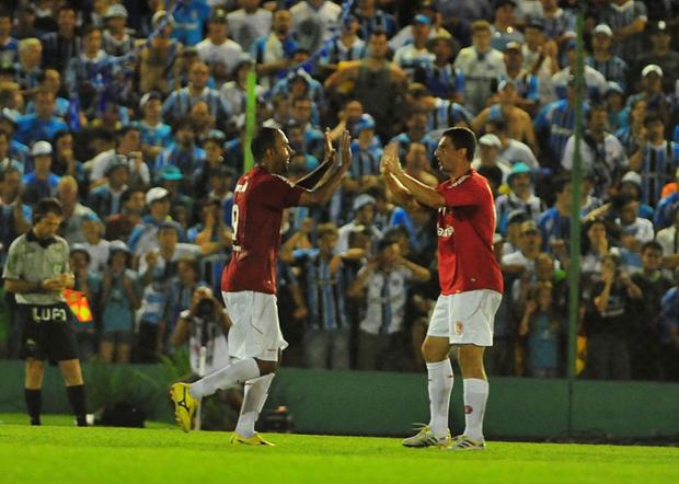 Alecsandro elogia personalidade de Fossati por mantê-lo no time Fernando Gomes/