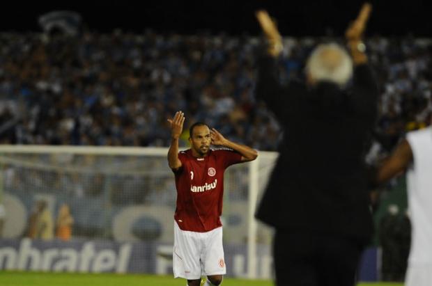 Na estreia em Gre-Nais, Fossati larga na frente de Silas Daniel Marenco/