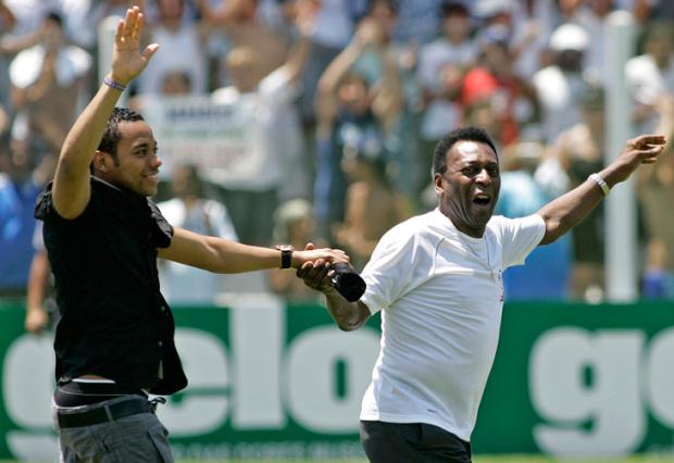 Conduzido por Pelé, Robinho volta à Vila Nelson Antoine,AP/clicRBS Conduzido por Pelé, Robinho volta à Vila Nelson Antoine,AP/clicRBS