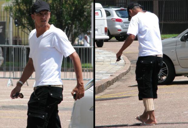 FOTO: Souza chega ao Olímpico com a perna imobilizada Tatiana Lopes /