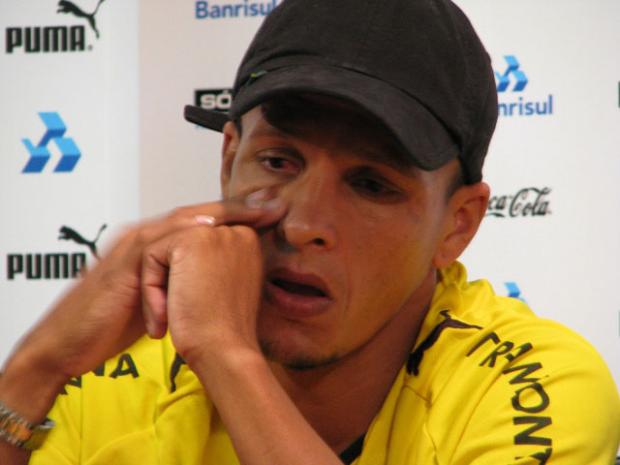 Souza rompe ligamento do joelho e deve ficar seis meses parado  Tatiana Lopes /