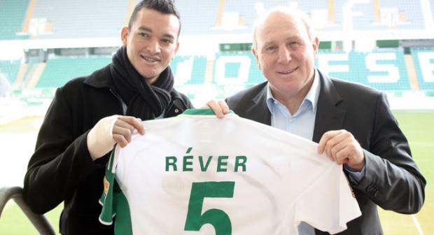 Zagueiro Réver é apresentado no Wolfsburg Divulgação/ Zagueiro Réver é apresentado no Wolfsburg Divulgação/