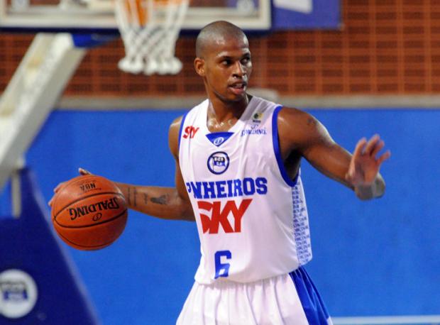 Universo vence e Pinheiros segue na liderança do NBB João Pires, divulgação/ Universo vence e Pinheiros segue na liderança do NBB João Pires, divulgação/