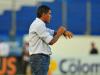 Técnico Silas na beira do campo