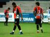 Zagueiro Lacerda, camisa 3, e seu companheiro, desolados com a goleada sofrida para o Avaí