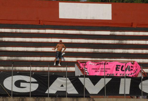 Torcedor do Figueirense faz estripulias na arquibancada e ganha destaque da mídia Luciano Moraes/ Torcedor do Figueirense faz estripulias na arquibancada e ganha destaque da mídia Luciano Moraes/