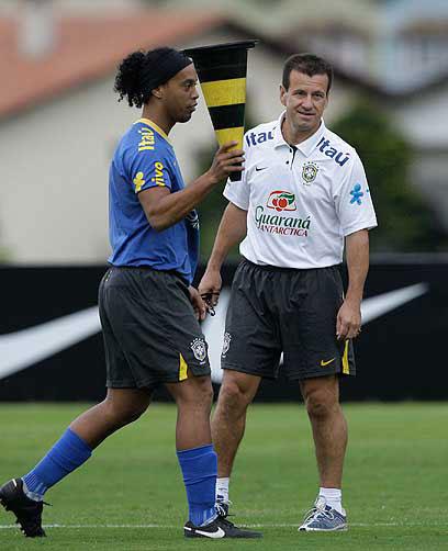 Dunga deixa Ronaldinho fora da penúltima convocação da Seleção Silvia Izquierdo / AP / Dunga deixa Ronaldinho fora da penúltima convocação da Seleção Silvia Izquierdo / AP /