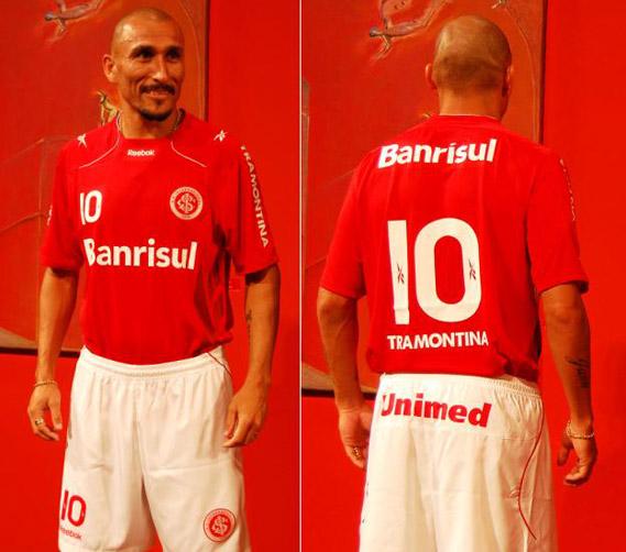 Em museu, Inter apresenta novos uniformes para 2010 Arte sobre foto de Félix Zucco/ Em museu, Inter apresenta novos uniformes para 2010 Arte sobre foto de Félix Zucco/