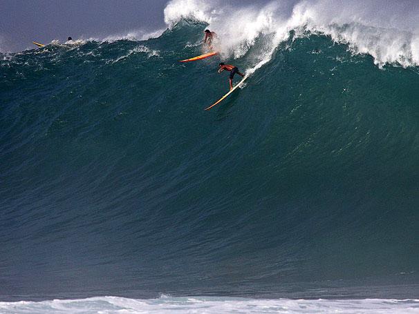Felipe Cesarano entra na briga pelo "Oscar do Surfe" graças a onda de 10 metros de altura Divulgação / Felipe Cesarano entra na briga pelo "Oscar do Surfe" graças a onda de 10 metros de altura Divulgação /
