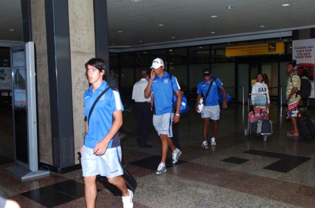 Zagueiro do Emelec destaca jogo aéreo do Inter Arivaldo Chaves/