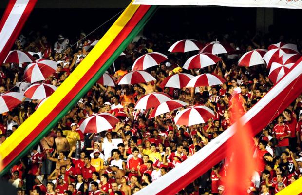 Colorados se reúnem para torcer pelo Inter na madrugada Jefferson Botega/ Colorados se reúnem para torcer pelo Inter na madrugada Jefferson Botega/