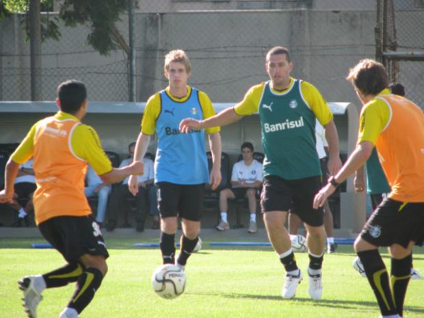 Grêmio treina nesta segunda antes do embarque para São Paulo Juliano Schüler /clicRBS Grêmio treina nesta segunda antes do embarque para São Paulo Juliano Schüler /clicRBS