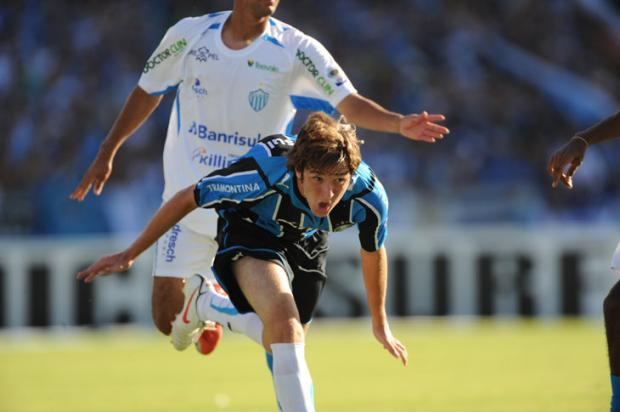 Mário Fernandes deve ficar de fora do jogo com o Inter-SM Mauro Vieira/