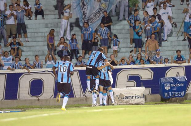 Grêmio estreia uniforme novo com vitória magra Valdir Friolin/ Grêmio estreia uniforme novo com vitória magra Valdir Friolin/