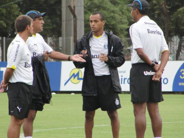 Com desfalques no grupo, Silas busca reposição na base do Grêmio Tatiana Lopes/ Com desfalques no grupo, Silas busca reposição na base do Grêmio Tatiana Lopes/