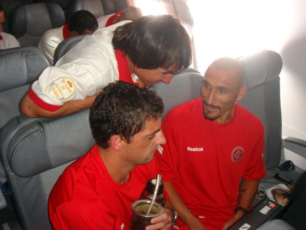 Guiñazu e Bruno Silva dividem mate uruguaio em viagem Leandro Behs/ Guiñazu e Bruno Silva dividem mate uruguaio em viagem Leandro Behs/