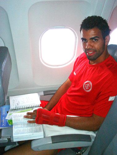 Sandro estuda inglês em voo para o Equador  Leandro Behs/
