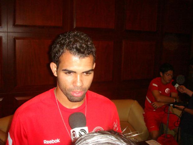 Ordem é jogar juntinho no Equador Leandro Behs/ Ordem é jogar juntinho no Equador Leandro Behs/
