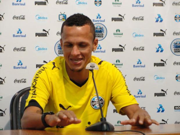 Souza garante que não tem proposta para deixar o Grêmio Tatiana Lopes /clicRBS Souza garante que não tem proposta para deixar o Grêmio Tatiana Lopes /clicRBS