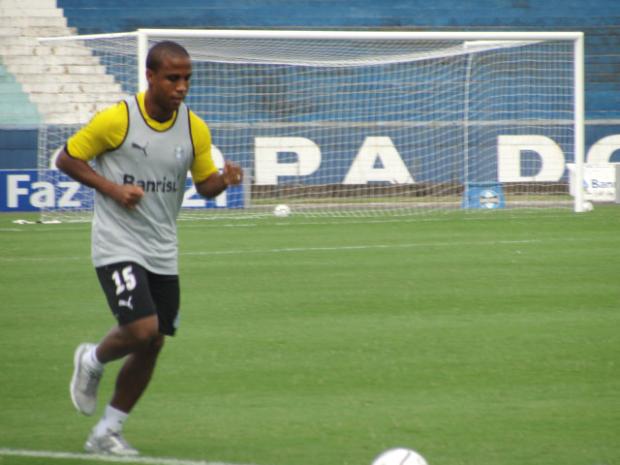 Ainda em recuperação, Borges corre no gramado do Olímpico Tatiana Lopes/ Ainda em recuperação, Borges corre no gramado do Olímpico Tatiana Lopes/