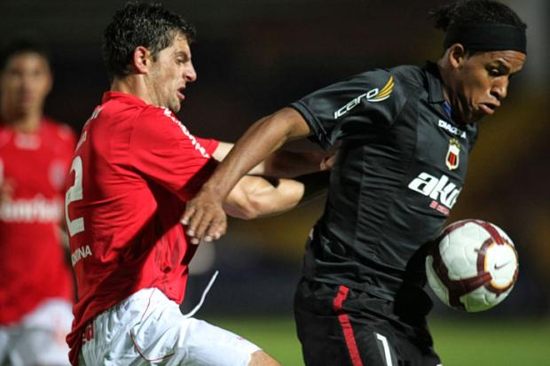Carvalho reclama da arbitragem, mas comemora empate na altitude Dolores Ochoa, AP/