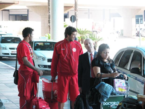 FOTO: Volante Sandro e zagueiro Sorondo na fila do táxi Juliano Schüler /
