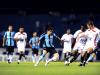O Grêmio toca a bola, em busca do ataque