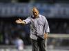 O técnico Bagé, do Inter-SM, nervoso a beira do gramado