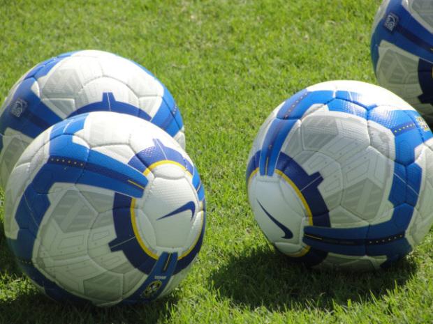 Jogadores do Grêmio treinam com a bola da Copa do Brasil Tatiana Lopes/ Jogadores do Grêmio treinam com a bola da Copa do Brasil Tatiana Lopes/