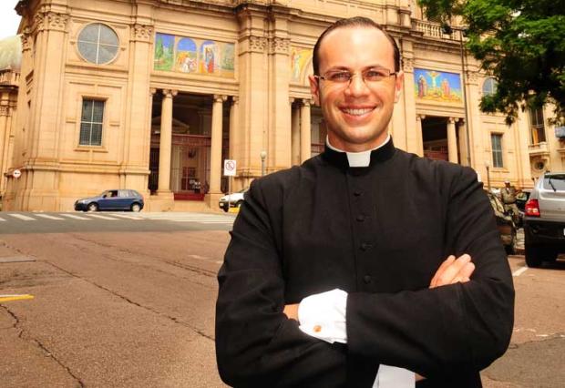 Conheça o novo e moderno padre da Catedral Metropolitana de Porto Alegre Ricardo Chaves/ Conheça o novo e moderno padre da Catedral Metropolitana de Porto Alegre Ricardo Chaves/