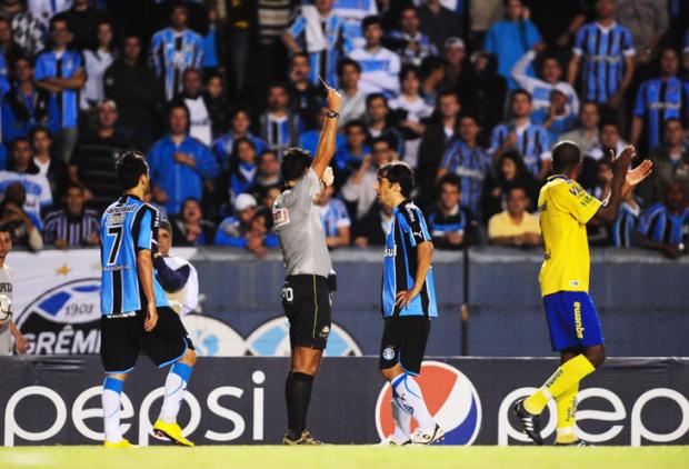 Meira sobre a arbitragem: "É incompetência ou má vontade contra o Grêmio" Diego Vara/ Meira sobre a arbitragem: "É incompetência ou má vontade contra o Grêmio" Diego Vara/