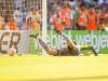 Aos 10 minutos de jogo Victor tentou, mas não conseguiu pegar a bola