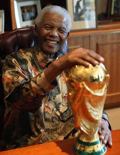 Nelson Mandela foi hospitalizado para exames Mandela Foundation, AP /