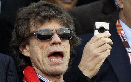 Mick Jagger assiste à derrota do Brasil e confirma fama de "pé frio" Kirsty Wigglesworth/AP/ Mick Jagger assiste à derrota do Brasil e confirma fama de "pé frio" Kirsty Wigglesworth/AP/