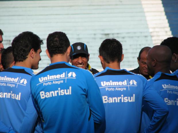 Silas testa alternativas para o Gre-Nal em coletivo Tatiana Lopes/