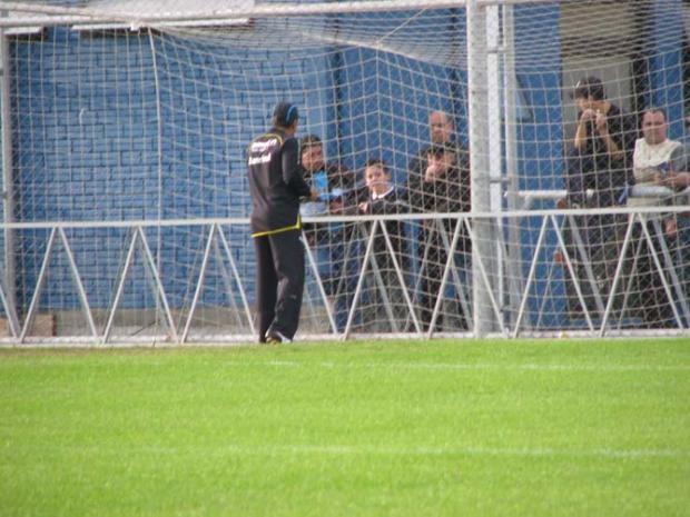 FOTO: Torcedor cobra Silas no treino: "Tu só ganhou Gauchão" Tatiana Lopes/