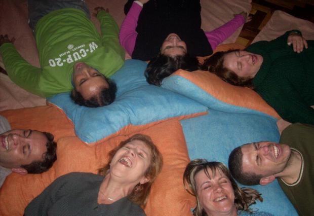 Yoga do riso: terapia em grupo ajuda a relaxar e a socializar Cristiane Medeiros/ Yoga do riso: terapia em grupo ajuda a relaxar e a socializar Cristiane Medeiros/
