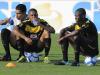 Robinho faz uma pausa e bebe água