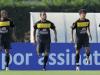 Os jogadores se aquecem antes do treino
